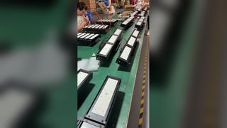 Đèn sân vận động LED MeanWell ELG 250W với hiệu suất 130lm/w và xếp hạng chống nước theo tiêu chuẩn IP65 cho ngoài trời